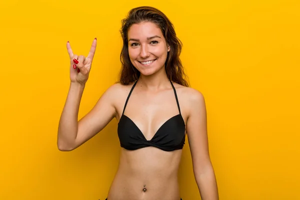 Bikini Giyen Genç Avrupalı Kadın Boynuzlarını Devrim Konsepti Olarak Gösteriyor — Stok fotoğraf