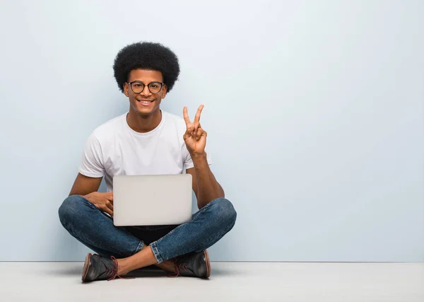 Jonge Zwarte Man Zitten Vloer Met Een Laptop Leuk Gelukkig — Stockfoto