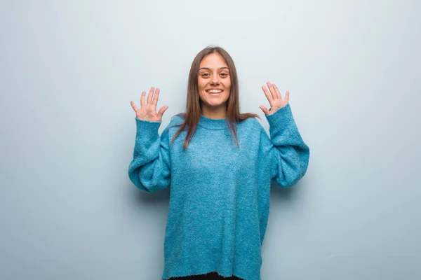 Jonge Mooie Vrouw Draagt Een Blauwe Trui Met Nummer Tien — Stockfoto