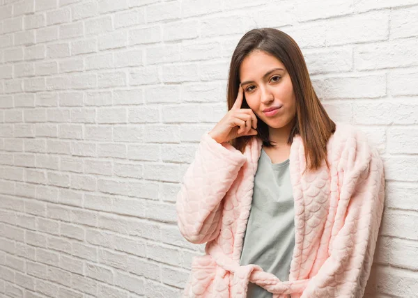 Mujer Joven Con Pijama Pensando Una Idea —  Fotos de Stock