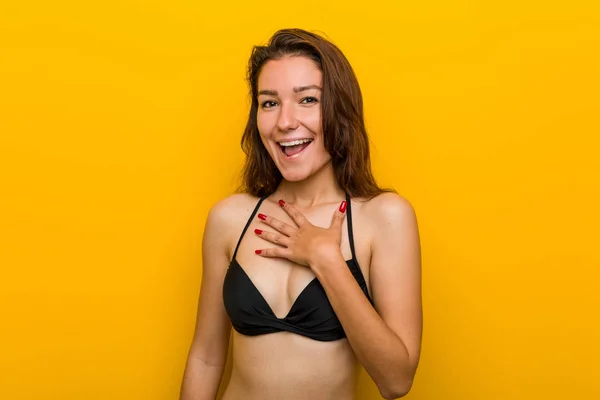 Bikini Giyen Genç Avrupalı Kadın Elini Göğsüne Koyup Kahkahalar Atıyor — Stok fotoğraf