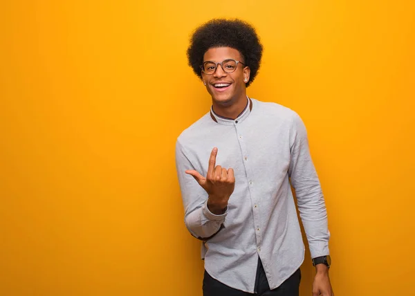 Giovane Uomo Afro Americano Muro Arancione Invitante Venire — Foto Stock