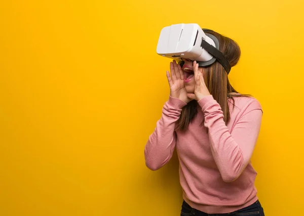 Jovem Mulher Bonita Vestindo Uma Realidade Virtual Googles Gritando Algo — Fotografia de Stock