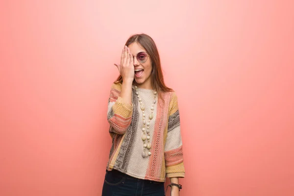 Joven Mujer Hippie Sobre Fondo Rosa Gritando Feliz Cubriendo Cara — Foto de Stock