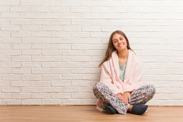 Jeune Femme Pyjama Gai Avec Grand Sourire — Photo