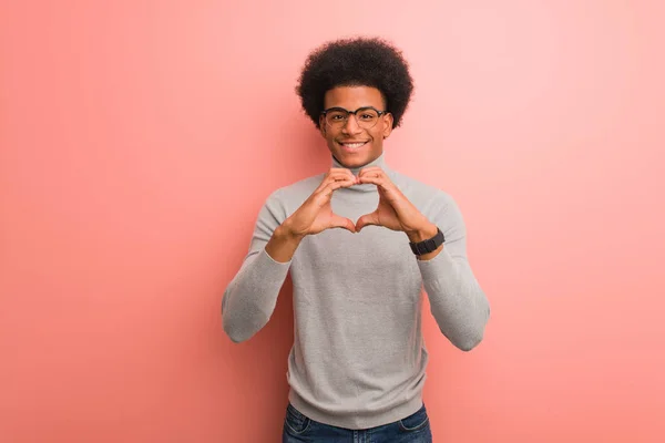 Mladý Africký Američan Přes Růžovou Zeď Dělá Srdce Tvar Rukama — Stock fotografie