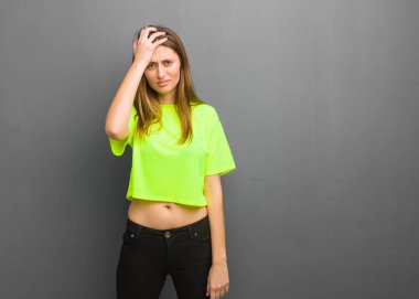 Genç güzel Rus kız yorgun ve çok uykulu