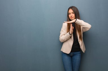 Genç bir iş kadını mola veriyor.