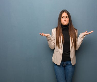 Genç iş kadını şaşkın ve şüpheli