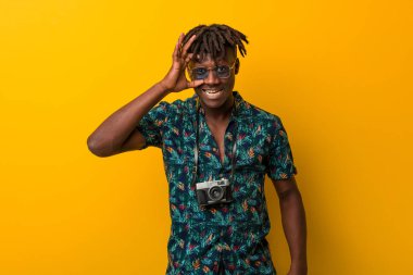 Tatil giymiş genç siyah Rasta adam heyecanlı görünüyor..