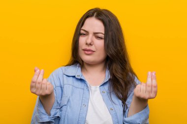 Genç kıvrımlı artı boyutu kadın o para olduğunu gösteren.