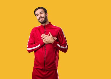 Genç fitness adamı romantik bir jest yapıyor.