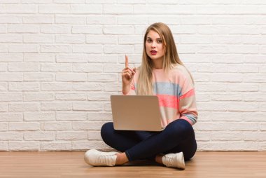 Genç Rus öğrenci kadının harika bir fikri var, yaratıcılık kavramı.