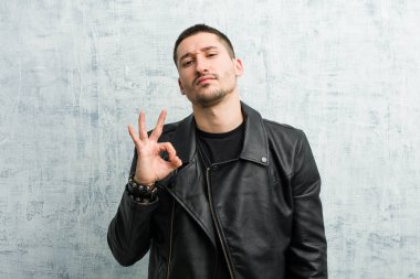 Genç rockçı bir göz kırptı ve elleriyle iyi bir jest yaptı..