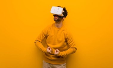 Sanal gerçeklik gözlüğü takan genç adam.
