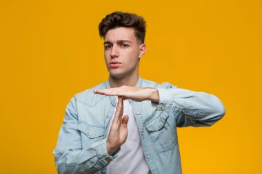 Kot gömlek giyen genç ve yakışıklı bir öğrenci mola hareketi yapıyor..