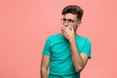 Genç, havalı, beyaz bir adam. Düşünceli bir şekilde fotokopi odasına bakıyor. Ağzını eliyle kapatıyor..