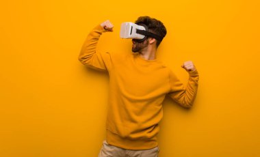 Sanal gerçeklik gözlüğü takan genç adam.