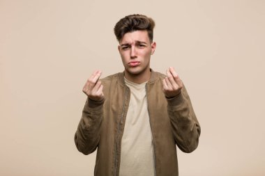 Kahverengi ceketli genç beyaz adam parasız olduğunu gösteriyor..