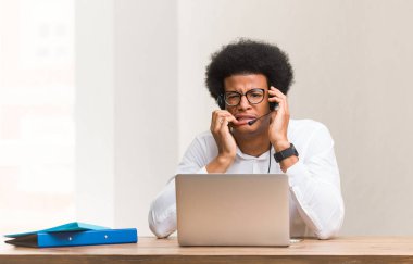 Genç pazarlamacı siyah adam umutsuz ve üzgün