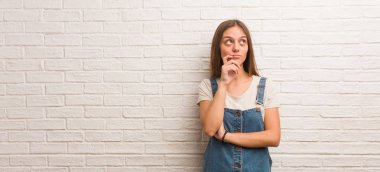 Genç hipster kadın şüphe ve karıştı