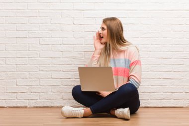 Genç Rus öğrenci kadın oturmuş dedikodu fısıldıyor.