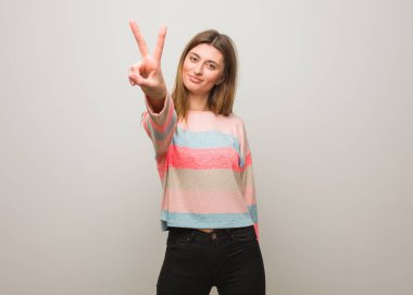 Genç Rus kız iki numarayı gösteriyor.