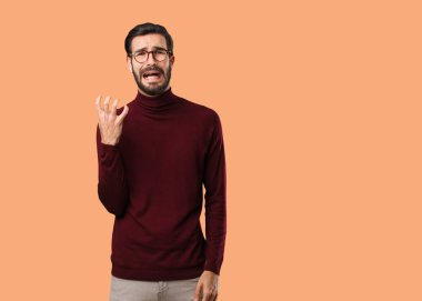 Genç doğal adam çok korkuyor ve korkuyor