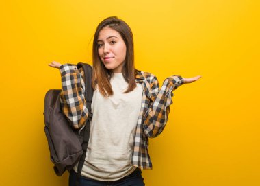 Genç öğrenci kadın karışık ve şüpheli