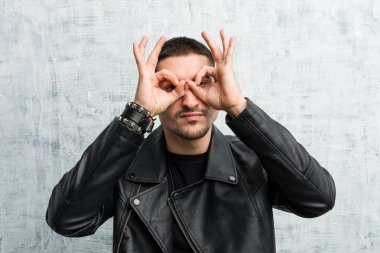 Genç rockçı gözlerinde iyi işareti gösteriyor.