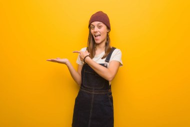 Genç hipster kadın elile bir şey tutan