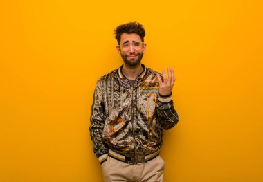 Genç serin adam çok korkmuş ve korkuyor