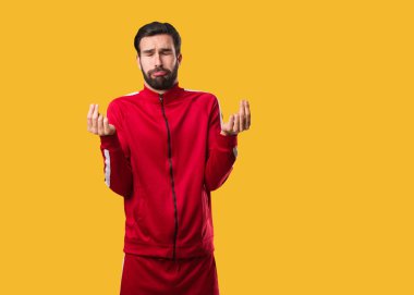 Genç fitness adamı ihtiyaç jesti yapıyor.