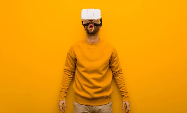 Joven con gafas de realidad virtual —  Fotos de Stock