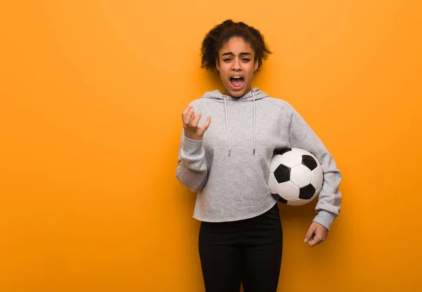 Junge Fitness Schwarze Frau Sehr Verängstigt Und Ängstlich Einen Fußballball — Stockfoto