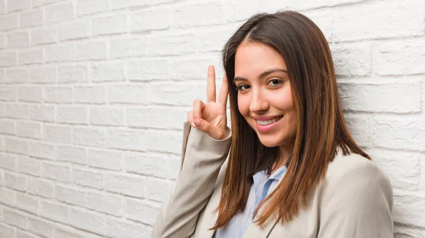 Wanita Bisnis Muda Yang Menyenangkan Dan Bahagia Melakukan Gerakan Kemenangan — Stok Foto