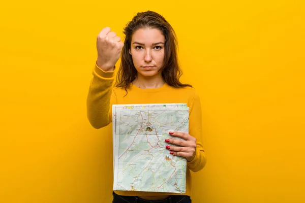 Joven Mujer Europea Sosteniendo Mapa Mostrando Puño Cámara Expresión Facial — Foto de Stock