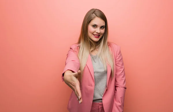 Ung Rysk Kvinna Bär Pyjamas Sträcker För Att Hälsa Någon — Stockfoto