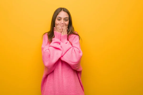 Joven Mujer Moderna Riendo Algo Cubriendo Boca Con Las Manos — Foto de Stock