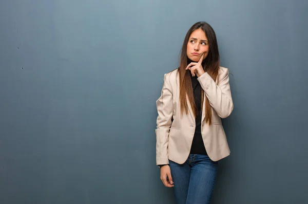 若いビジネスの女性は疑問と混乱 — ストック写真