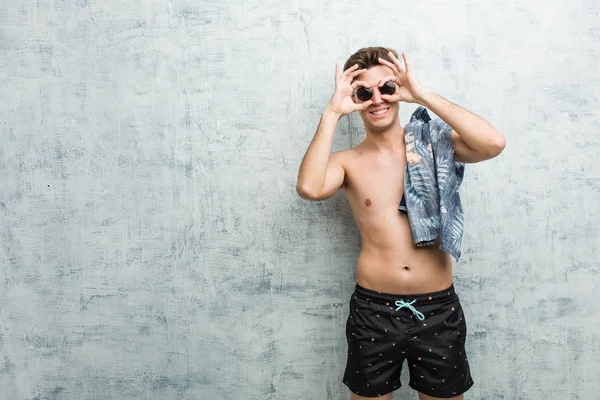 Młody Biały Mężczyzna Strój Kąpielowy Pokazując Dobrze Znak Nad Oczami — Zdjęcie stockowe