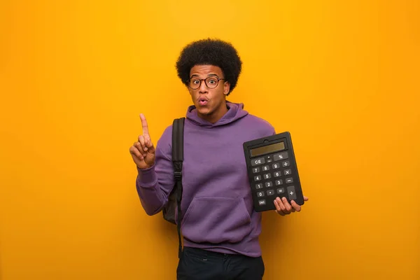 Jovem Estudante Afro Americano Segurando Uma Calculadora Com Uma Ótima — Fotografia de Stock
