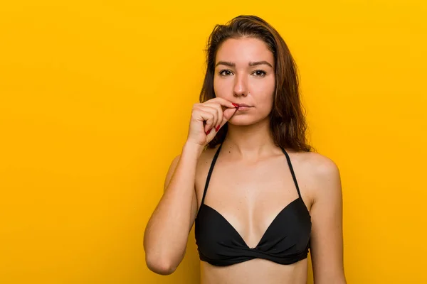Młoda Europejka Bikini Palcami Ustach Dochowująca Tajemnicy — Zdjęcie stockowe