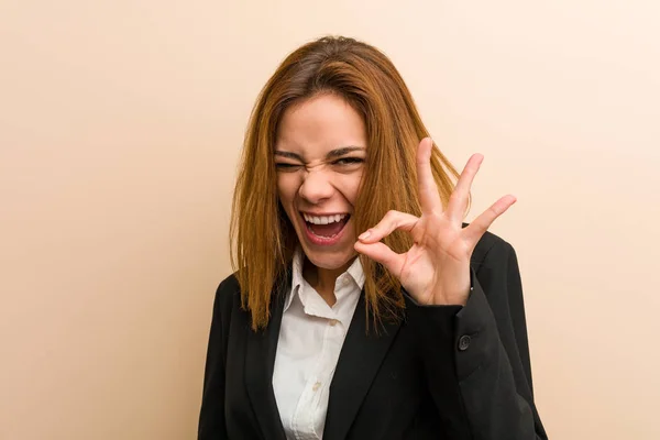 Joven Mujer Negocios Caucásica Guiña Ojo Sostiene Gesto Bien Con — Foto de Stock