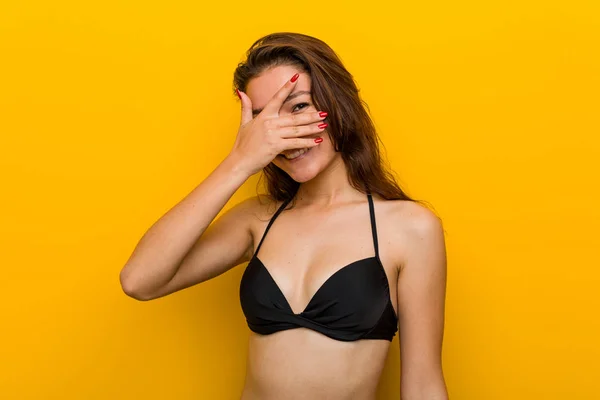 Bikini Giyen Genç Avrupalı Kadın Kameraya Parmaklarıyla Göz Kırpıyor Yüzünü — Stok fotoğraf