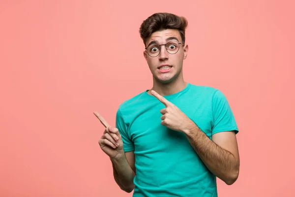 Young Cool Caucasian Man Shocked Pointing Index Fingers Copy Space — 스톡 사진