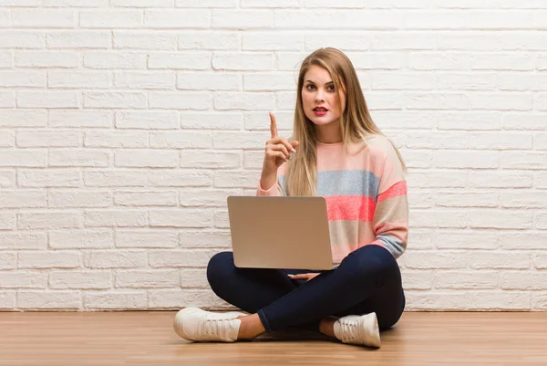 Joven Estudiante Rusa Sentada Teniendo Una Idea Concepto Inspiración — Foto de Stock