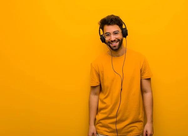 Ung Man Lyssnar Musik Glad Med Ett Stort Leende — Stockfoto