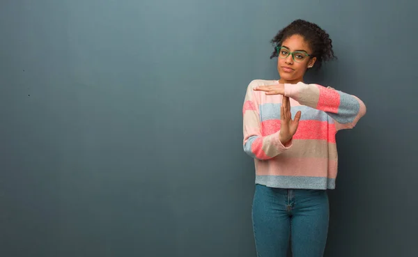 Ung Afrikansk Amerikansk Flicka Med Blå Ögon Gör Timeout Gest — Stockfoto