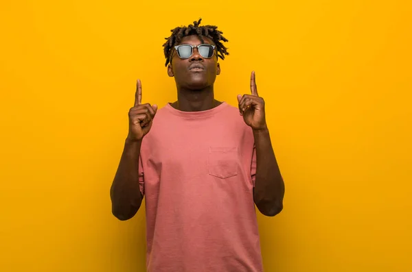 Jeune Homme Noir Décontracté Portant Des Lunettes Soleil Pointant Envers — Photo